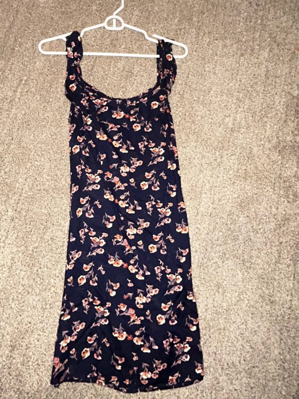 Cute navy floral mini dress 🌸